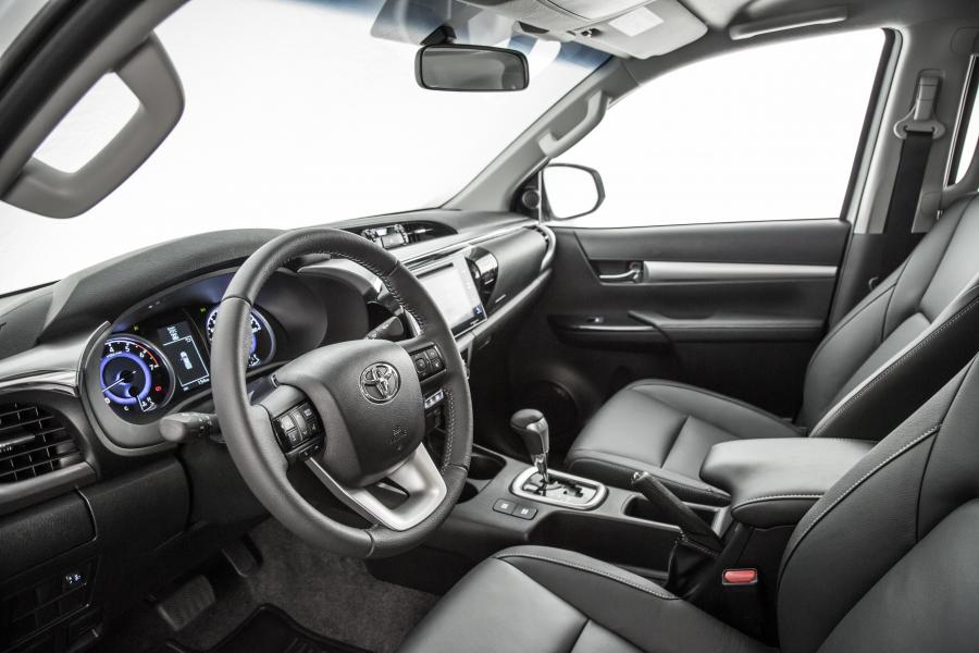 Интерьер Toyota Hilux SRV Double Cab 2016 года  (LA) (фото 5 из 20)